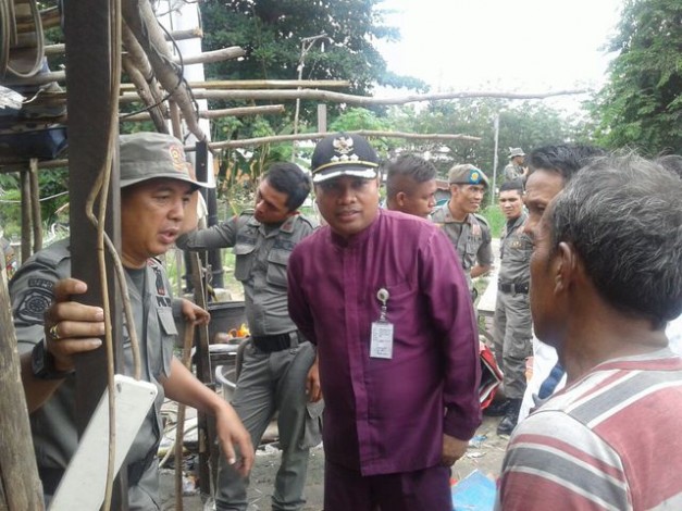 Bangunan Liar di Tugu Songket Dibongkar