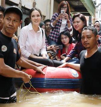 Artis dan Vokalis Band Tinjau Langsung Korban Banjir Jakarta