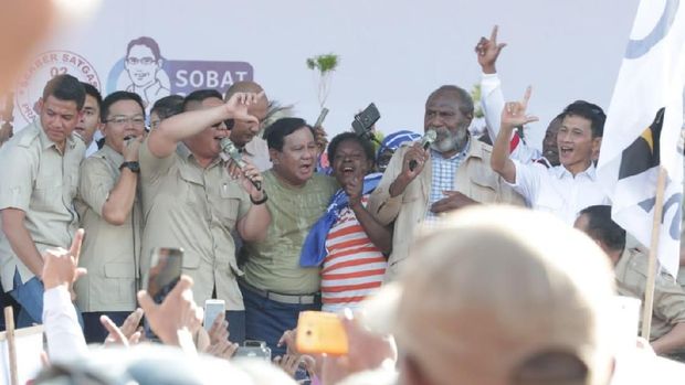 Sorak Penonton Riuh Saat Prabowo Buka Baju