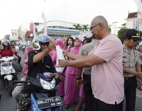 Kolaborasi Pemkab dan Polres Inhil, 800 Paket Takjil Ludes dalam Sekejap