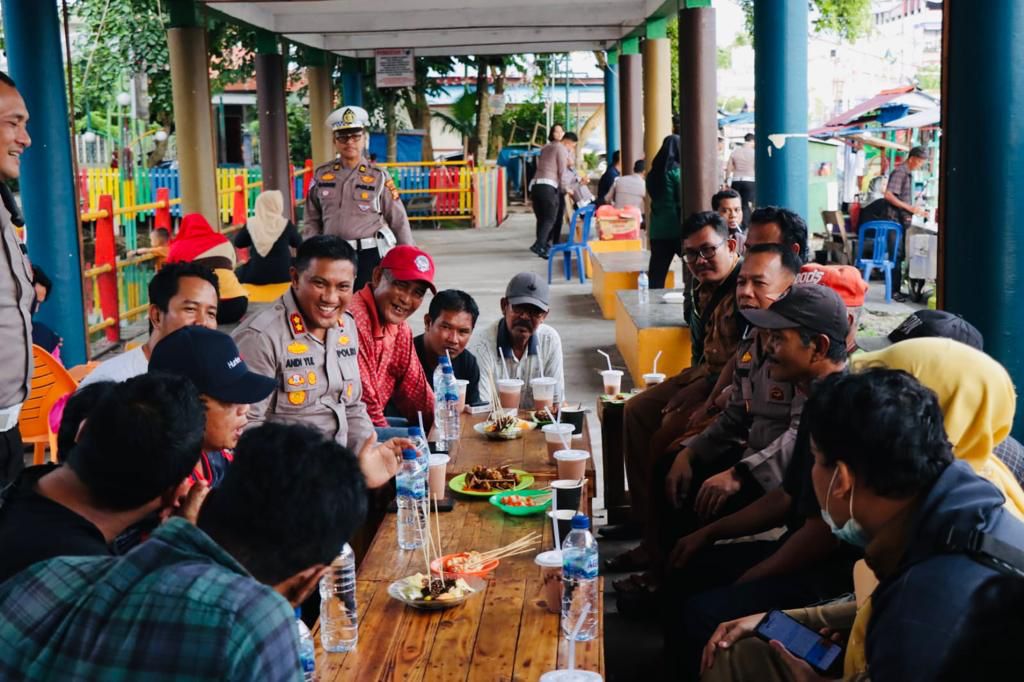 Usai Bagi Sembako Dan Borong Dagangan Kaki Lima, Kapolres Meranti Tampung Curhatan Warganya