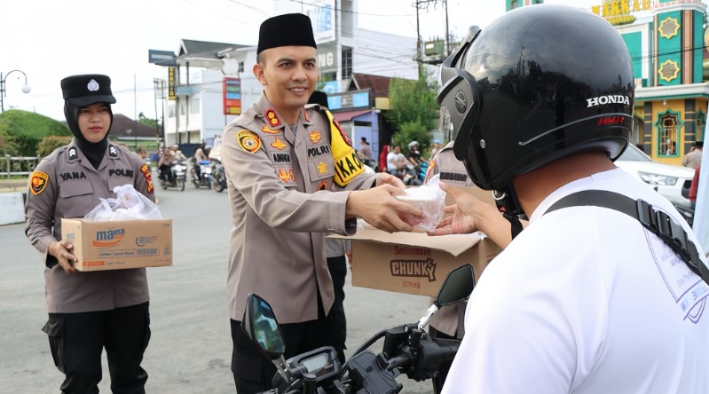 Gelar Ops Tertib Ramadhan LK 2025, Polres Kuansing Berbagi Takjil ke Warga