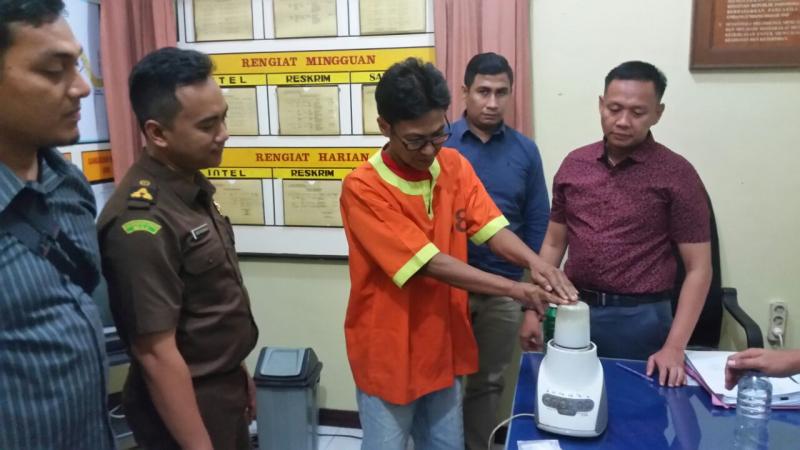 POLSEK KAWASAN PELABUHAN PEKANBARU MUSNAHKAN BARANG BUKTI SABU