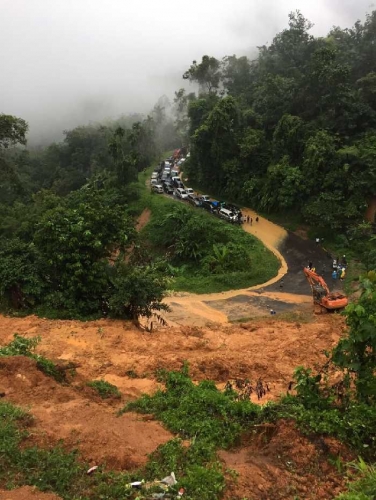 Akses jalan kampar - sumbar terputus akibat longsor