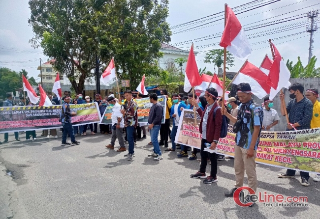 Unjuk Rasa di Kuantan Raya, Massa Desak Presiden Jokowi Cabut Izin PT DSI