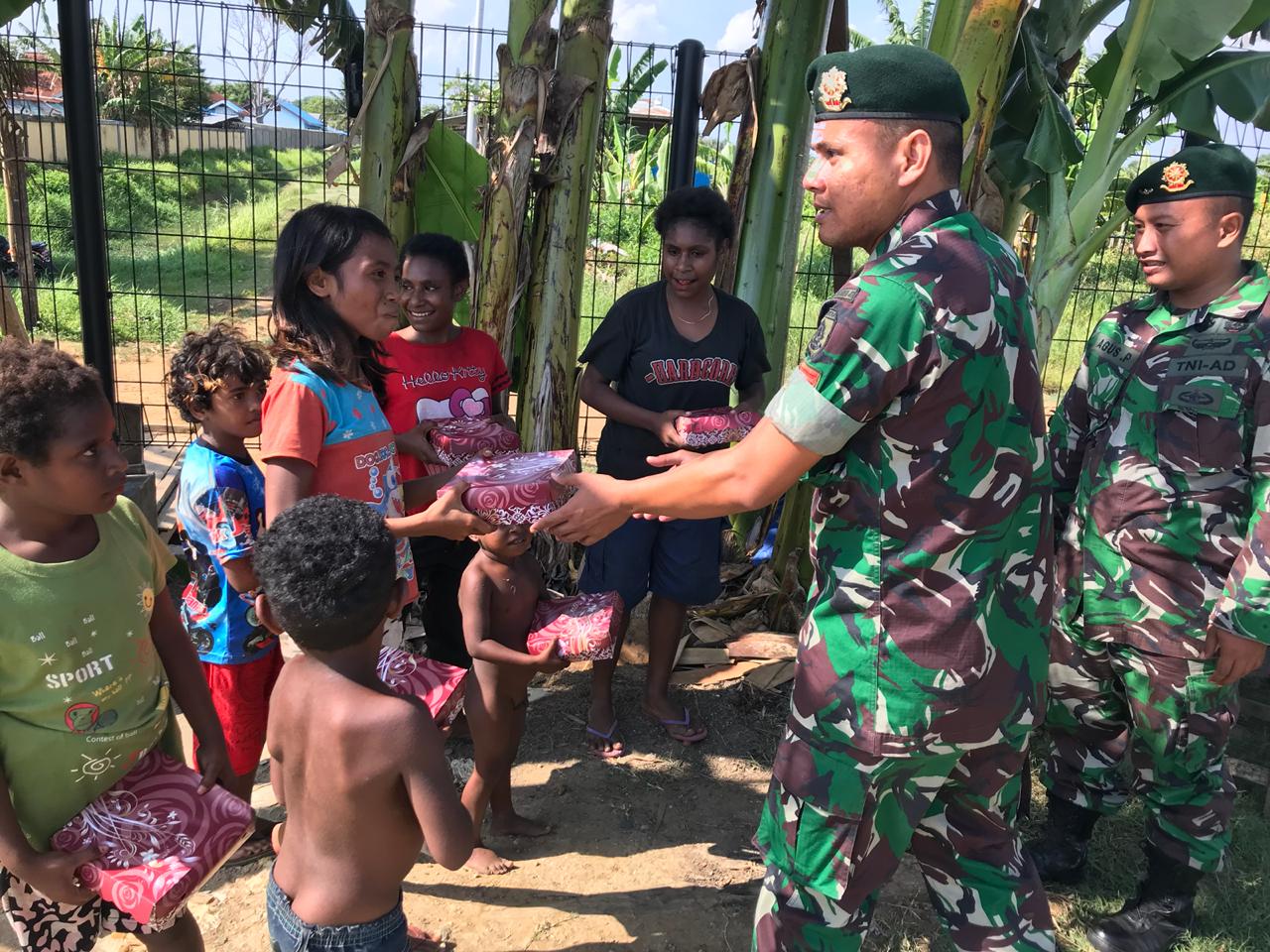 Satgas Yonif Mekanis Raider 411 Kostrad Berbagi Kebahagiaan di Merauke