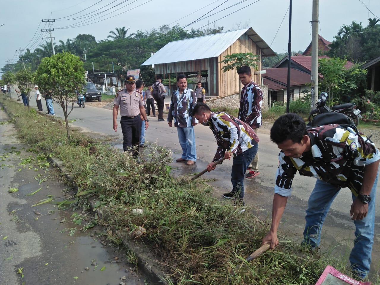 Antisipasi Lakalantas , Polsek ,Upika dan IPK Tandun  Gotong Royong Bersihkan Median Jalan 