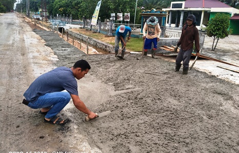 Demi Desa Kades Kayu Aru Turun Tangan Lebarkan Akses Jalan