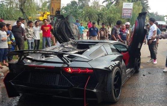 Mobil Seharga Milyaran Milik Raffi Ahmad Terbakar