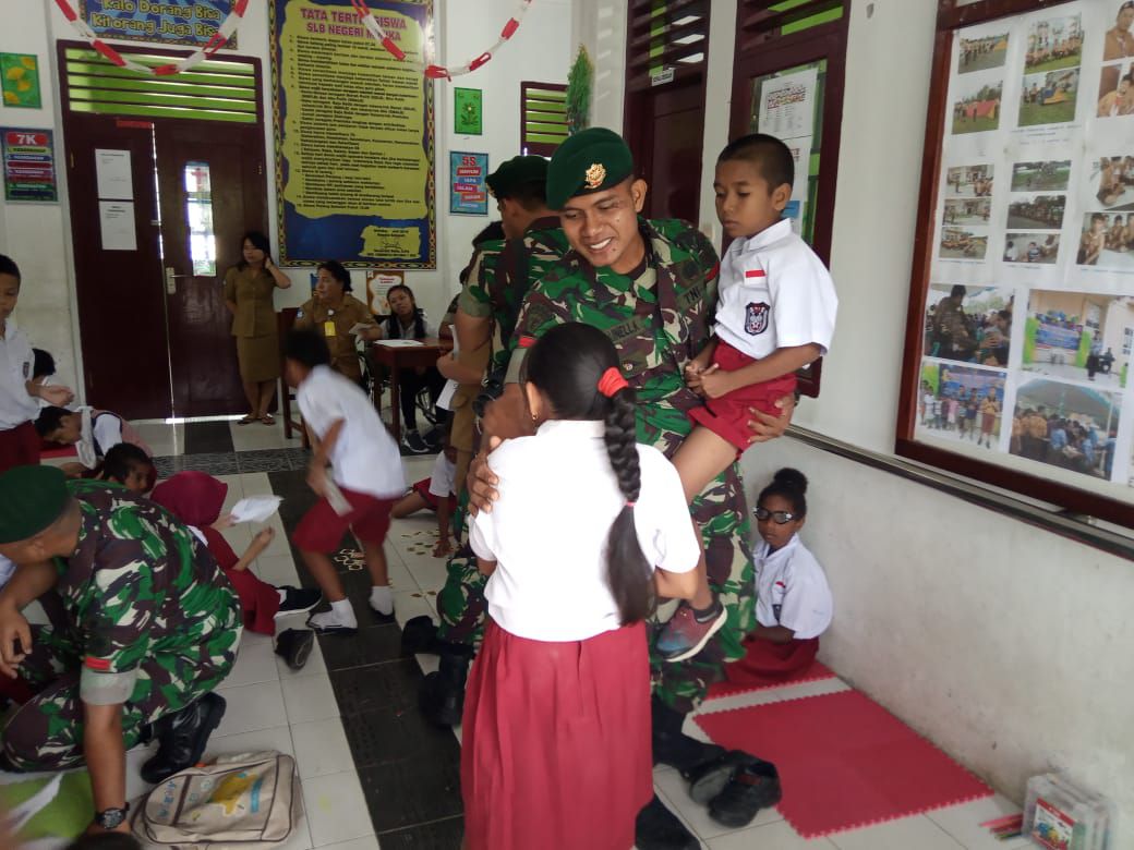 Peringati Hari Disabilitas Internasional, Satgas Pamrahwan Yonif 754 / ENK Kostrad Kunjungi SLB Mimi