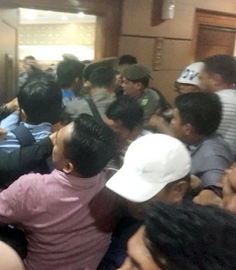 Ruang Paripurna DPRD Riau Sempat Ricuh Dengan Mahasiswa Saat Pelantikan 