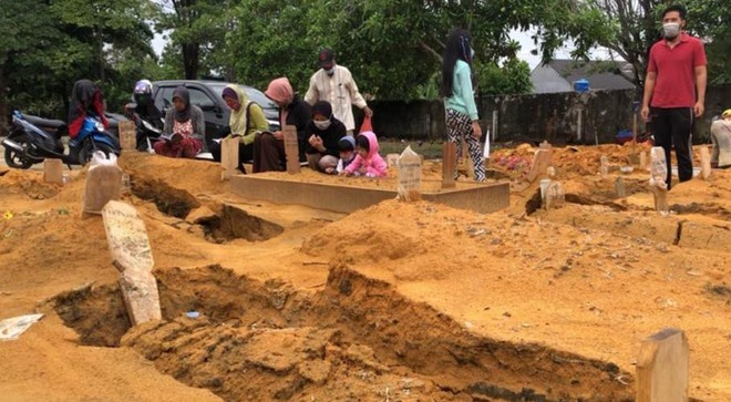 Akibat Hujan Deras, Puluhan Makam Amblas di TPU Payung Sekaki