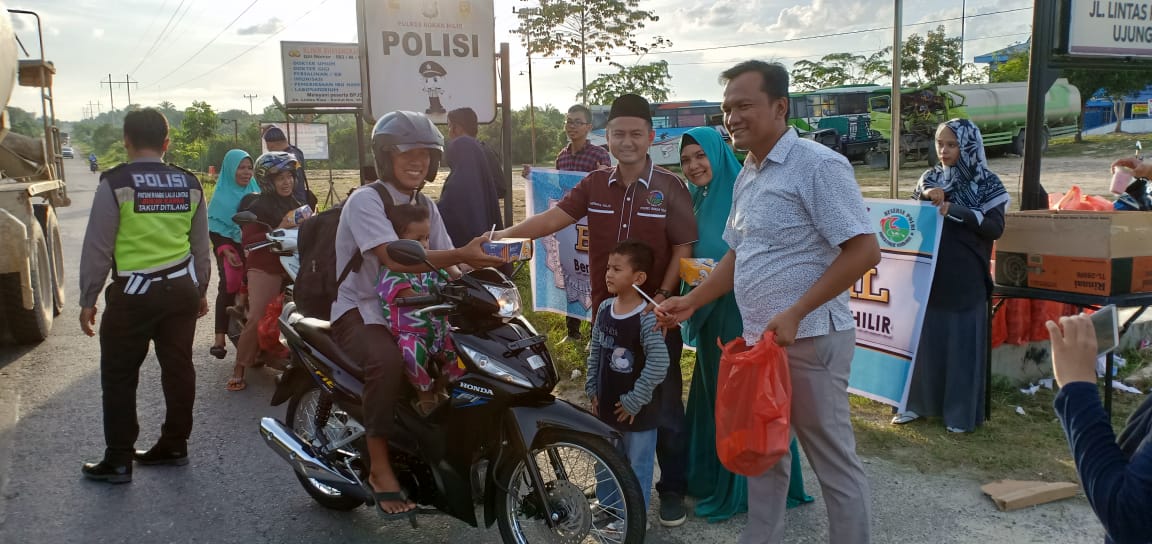 Satnarkoba Polres Rohil Bagi Bagi Takjil Gratis Kepada Masyarakat