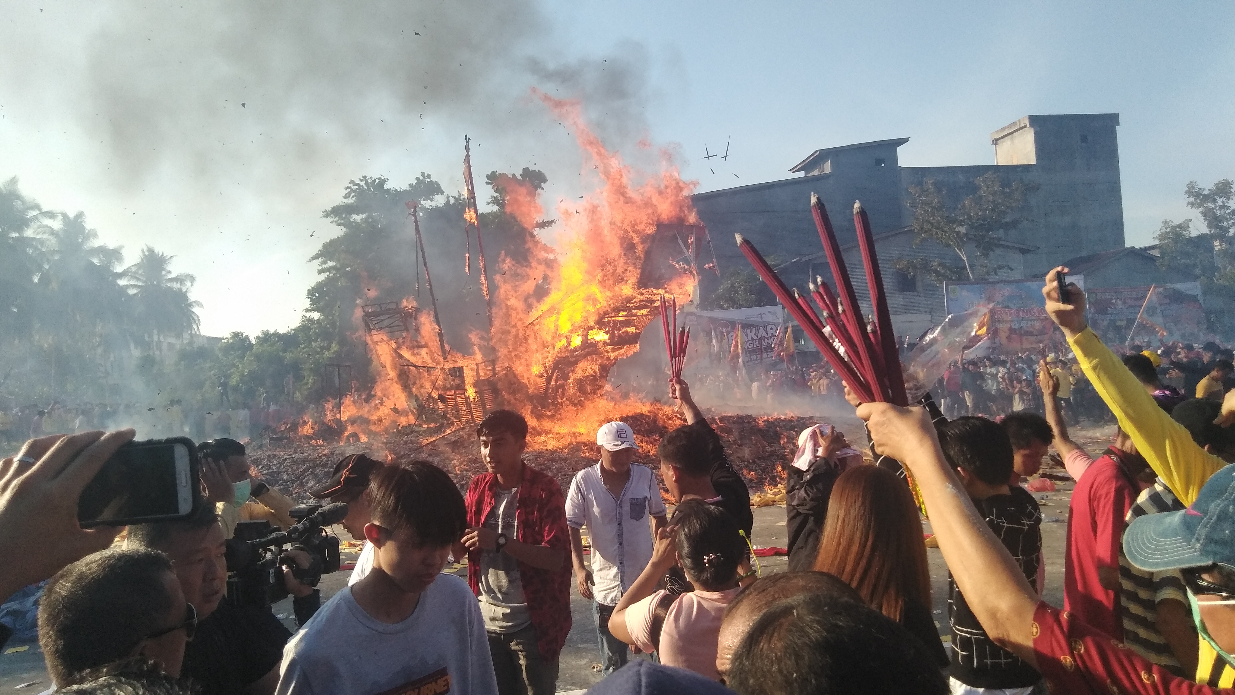 Puluhan Ribu Wisatawan Tionghoa Hadiri Festival Ritual Bakar Tongkang Di Bagan Siapiapi 