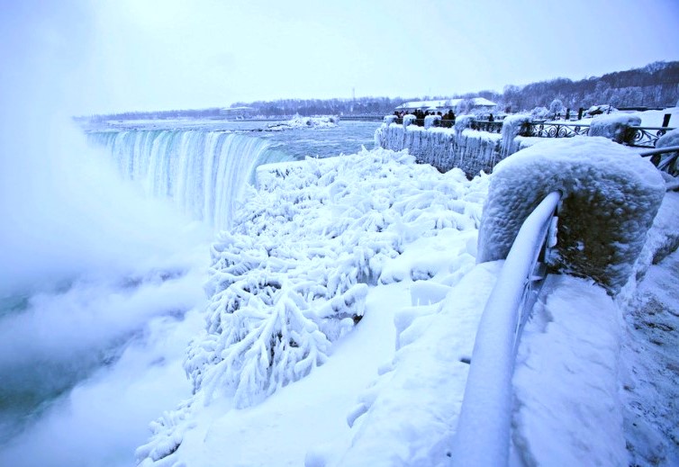 Suhu Minus 28 Derajat Celsius, Air Terjun Niagara Membeku