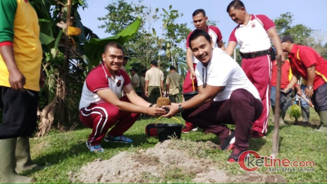 Polsek Bandar Pulau Tanam 50 Bibit Pohon