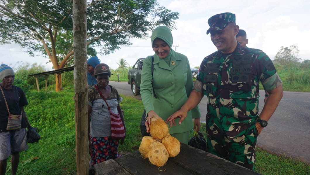 Merajut Kasih, Danrem Brigjen TNI Agus Widodo Borong Jualan Mama Papua