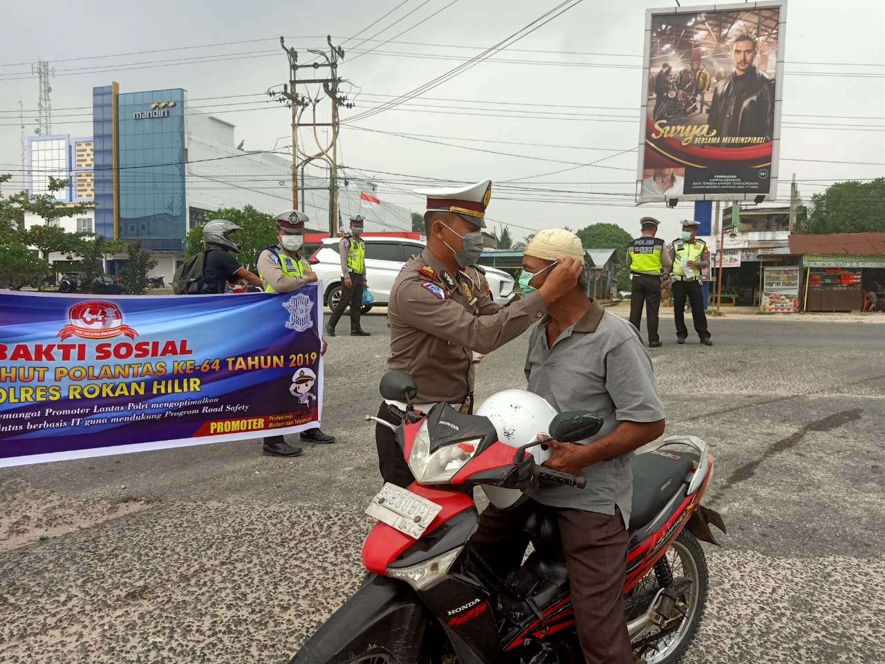 Riau Diterpa Asap Kebakaran,  Satlantas Polres Rohil Bagikan 500 Masker Kepada Pengguna Jalan 