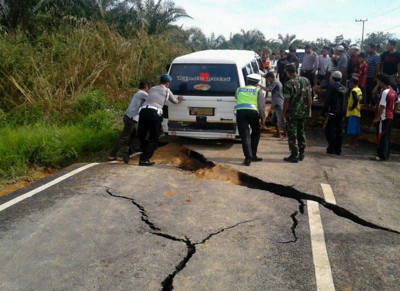 Jalan Penghubung Desa di XII Kota Kampar Putus