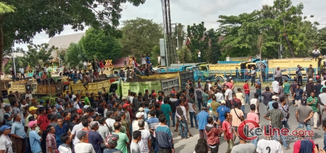 Ratusan Supir Truk Pekanbaru Lakukan Aksi di Depan Gedung DPRD Terkait Penahanan 3 Truk oleh Polda R