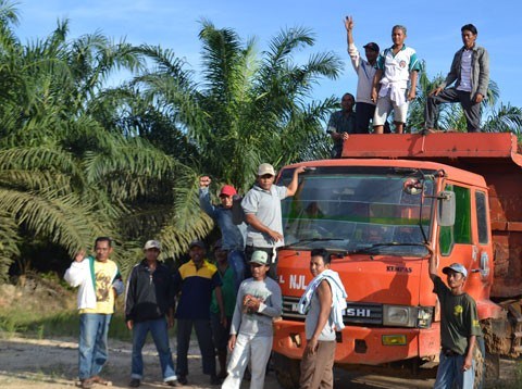 Warga Logas Hadang Truk PT CSR