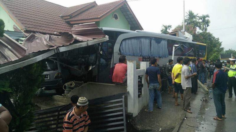 Medan Jaya Seruduk 2 Rumah dan 1 Mobil