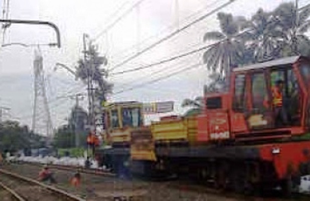 Jalur KRL Tanah Abang-Manggarai Terputus Akibat Pohon Tumbang