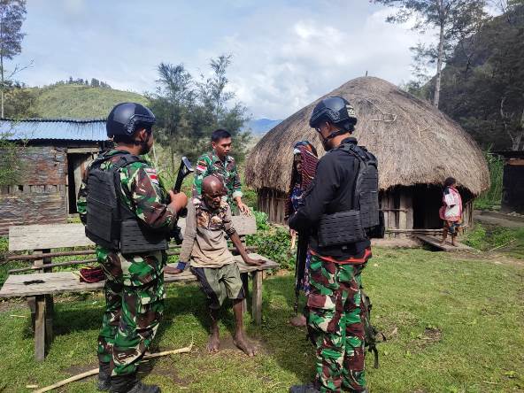 Satgas Yonif Mekanis 203/AK Mempererat Tali Silaturahmi Dengan Mantan Panglima Perang