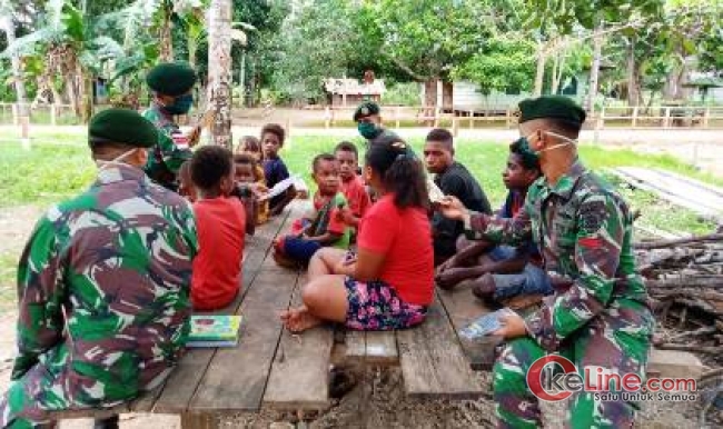 Yonif 411 Kostrad Bagikan Buku Bacaan di Perbatasan RI-PNG