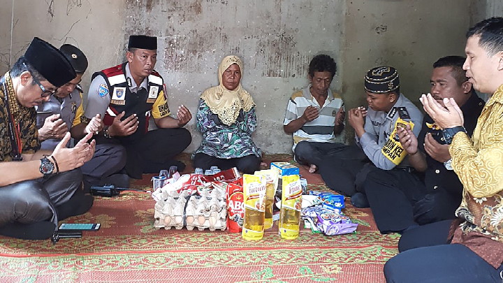 Bhabinkamtibmas Payung Sekaki Santuni Ibu Penjual Ikan Keliling