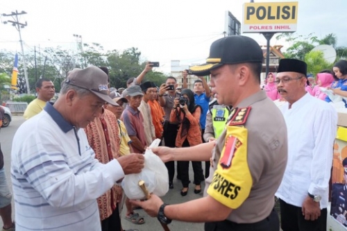 Polres Inhil dan Pemkab Inhil Bagikan 1.200 Takjil