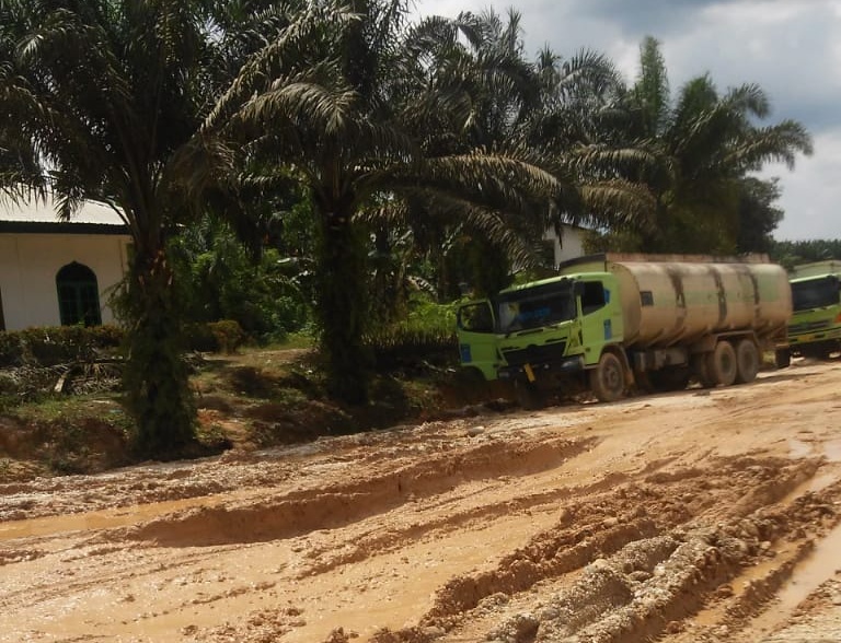 Keluhkan Kondisi Jalan PKS PT. MUP Terkesan Tutup Mata