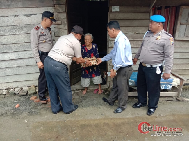 Peduli Kaum Duafa, Kapolsek Air Joman Bantu Ringankan Beban Nek Mirah