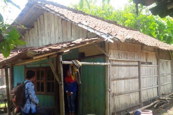 Dewi Putus Sekolah Demi Merawat Ibu Menderita Stroke