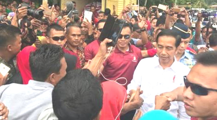 Kunjungi Kabupaten Dharmasraya Jokowi Selvi Sama Warga