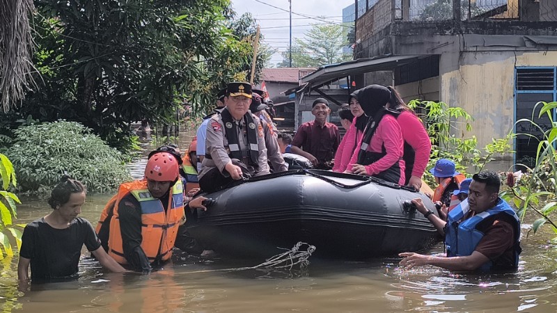 Kapolda Riau Tinjau Warga Terdampak Banjir di Rumbai, Ada Pendampingan Trauma Healing