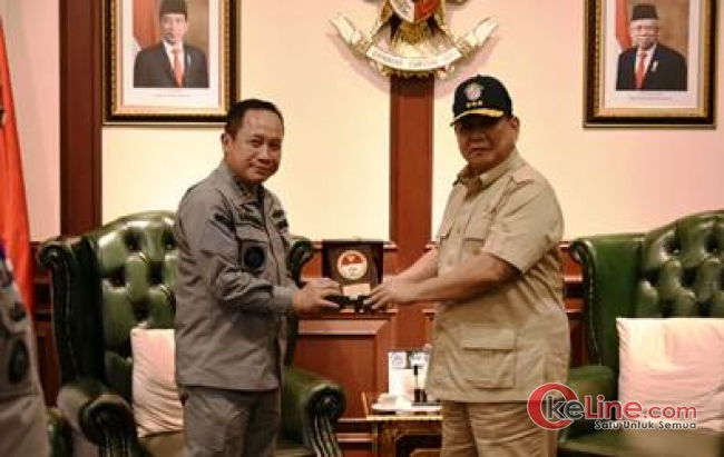 Acara Courtesy Call, Prabowo dan Kepala Bakamla RI Saling Bertukar Plakat