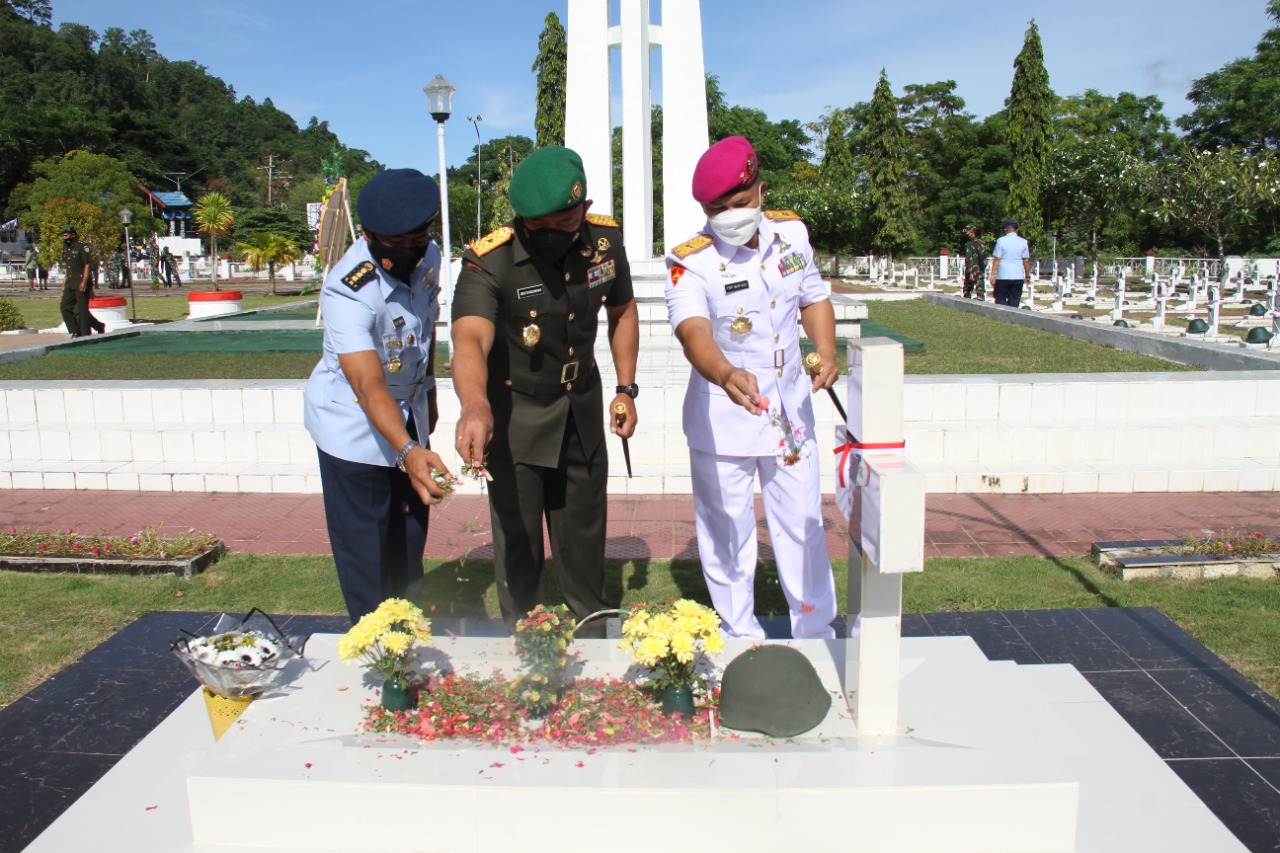 Kodam XVII/Cenderawasih Ziarah di TMP Kusuma Trikora, Memperingati HUT TNI Ke-76