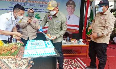 Kemensos Hadiri HUT Tagana Ke-17 di Banten, Andika Hazrumi Potong Tumpeng