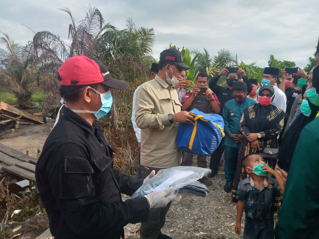 Bupati Rohil Serahkan Bantuan Kepada Warga Musibah Kebakaran di Sei Bakau 