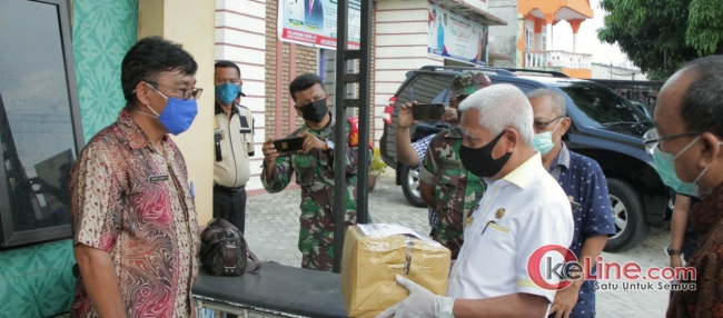 Bupati Asahan Bagi Masker dan Sarung Tangan di Seluruh Puskesmas