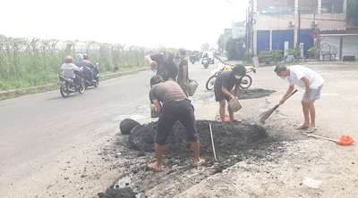 Limbah Hotmix Dibuang di Jalan Pondok Cabe Raya, Warga: Ini Sabotase