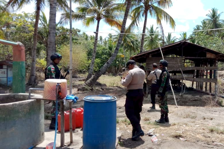 Satgas Yonif 411 Kostrad dan Polsek Onggaya Grebek Tempat Pembuatan Miras Lokal di Kuler