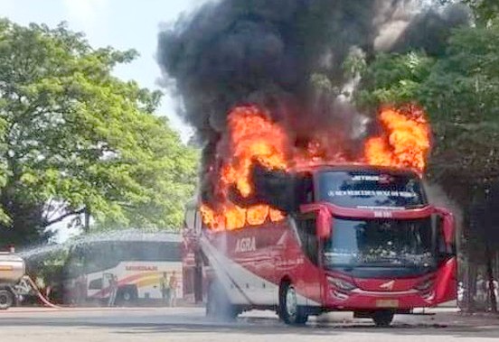 Bus eksekutif Agra Mas Tebakar  di Terminal Rajekwesi Bojonegoro