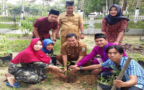 Wazarman Bersama 10 Perwakilan Pemuda/i Bandar Seikijang Tanam Pohon di Kantor Camat