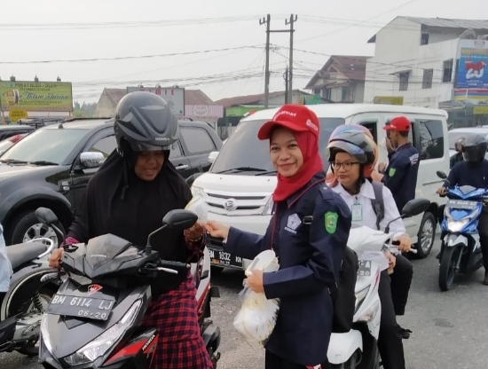 PT Arara Abadi Dan Mahasiswa UMRI Dan UIR Kompak Membagikan Masker