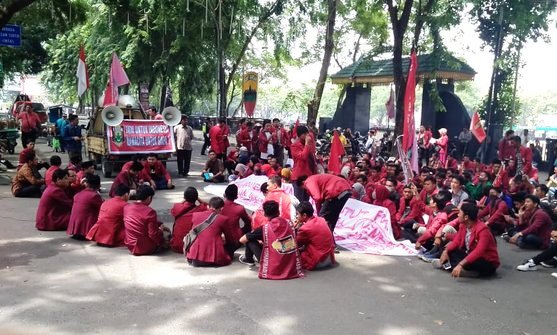 Mahasiswa Blokade Jalan Imam Bonjol Medan