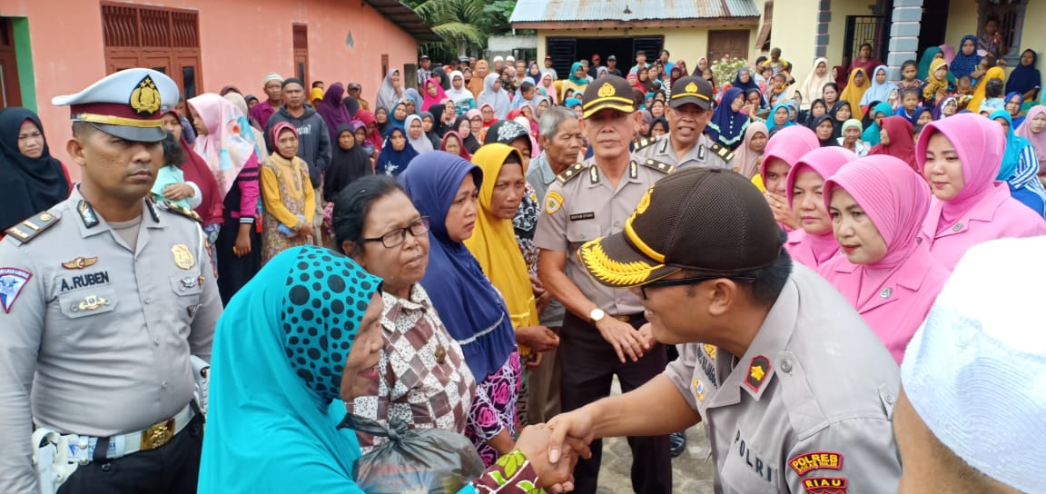 Polres Rohil Bersama Pengurus Bhayangkari Bagi Bagi Sembako Ke Warga Tidak Mampu