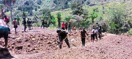 Lahan Tidur Dimanfaat Kan Satgas Yonif Mekanis 203/AK Untuk Berkebun di Kampung Popome