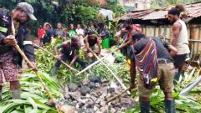 Babinsa Koramil 1710-04/Tembagapura Hadir Upacara Bakar Batu di Timika